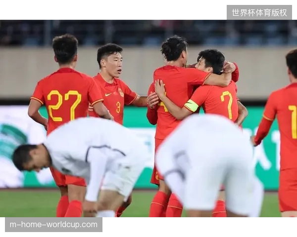 国足后防线暴露出协同问题，朱辰杰关键失误导致球队被新加坡队扳回一城